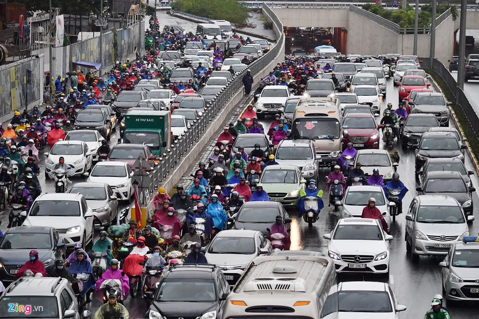 Bỏ ôtô chạy bộ đến cơ quan vì ùn tắc giao thông trong mưa lạnh