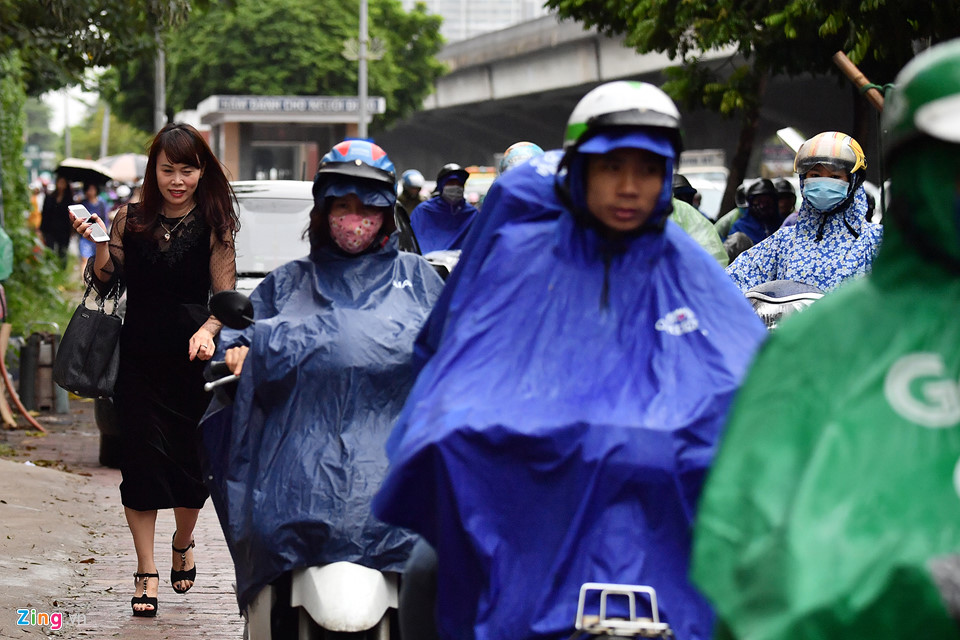 Bỏ ôtô chạy bộ đến cơ quan vì ùn tắc giao thông trong mưa lạnh
