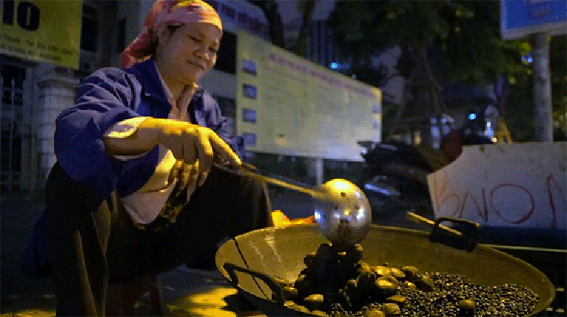 Video: Người Hà Nội vất vả trong ngày mưa rét