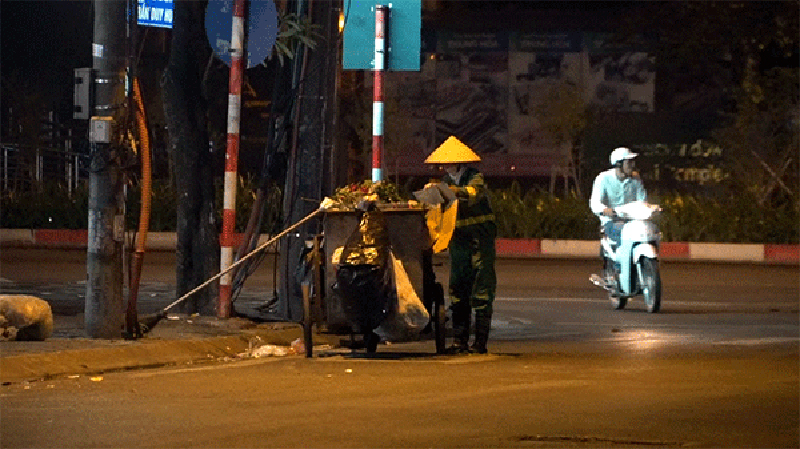 Video: Người Hà Nội vất vả trong ngày mưa rét