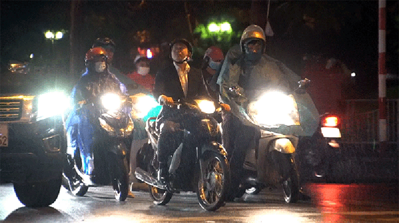 Video: Người Hà Nội vất vả trong ngày mưa rét