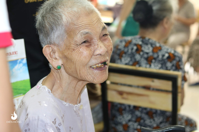 Bộ ảnh đáng yêu về hội chị em U90 đi picnic trong viện dưỡng lão: Đời có bao lâu, ta cứ vui thôi!