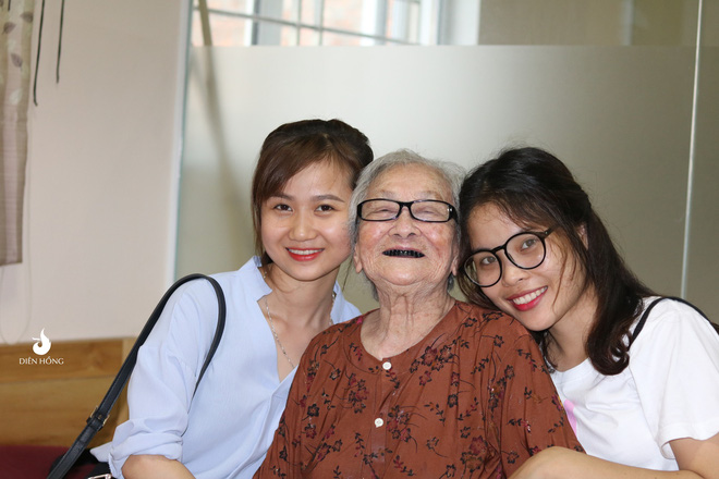 Bộ ảnh đáng yêu về hội chị em U90 đi picnic trong viện dưỡng lão: Đời có bao lâu, ta cứ vui thôi!