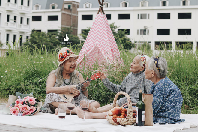 Bộ ảnh đáng yêu về hội chị em U90 đi picnic trong viện dưỡng lão: Đời có bao lâu, ta cứ vui thôi! Bộ ảnh đáng yêu về hội chị em U90 đi picnic trong viện dưỡng lão: Đời có bao lâu, ta cứ vui thôi!