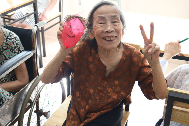 Bộ ảnh đáng yêu về hội chị em U90 đi picnic trong viện dưỡng lão: Đời có bao lâu, ta cứ vui thôi!