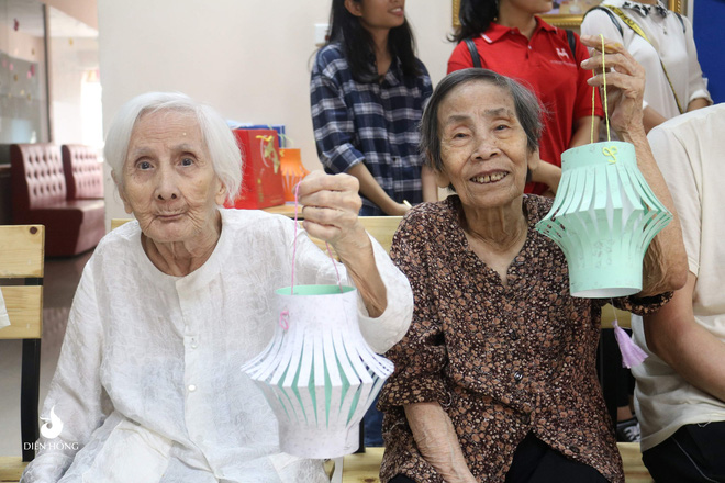 Bộ ảnh đáng yêu về hội chị em U90 đi picnic trong viện dưỡng lão: Đời có bao lâu, ta cứ vui thôi! Bộ ảnh đáng yêu về hội chị em U90 đi picnic trong viện dưỡng lão: Đời có bao lâu, ta cứ vui thôi!