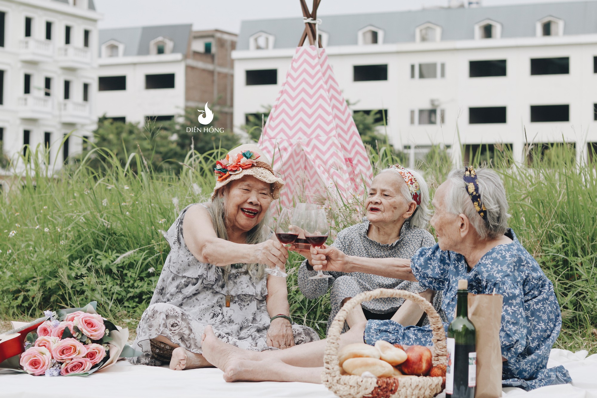Bộ ảnh đáng yêu về hội chị em U90 đi picnic trong viện dưỡng lão: Đời có bao lâu, ta cứ vui thôi! Bộ ảnh đáng yêu về hội chị em U90 đi picnic trong viện dưỡng lão: Đời có bao lâu, ta cứ vui thôi!