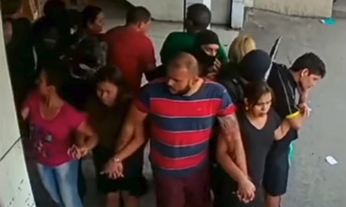 Sốc: Nhóm cướp Brazil dàn hàng 25 con tin làm lá chắn