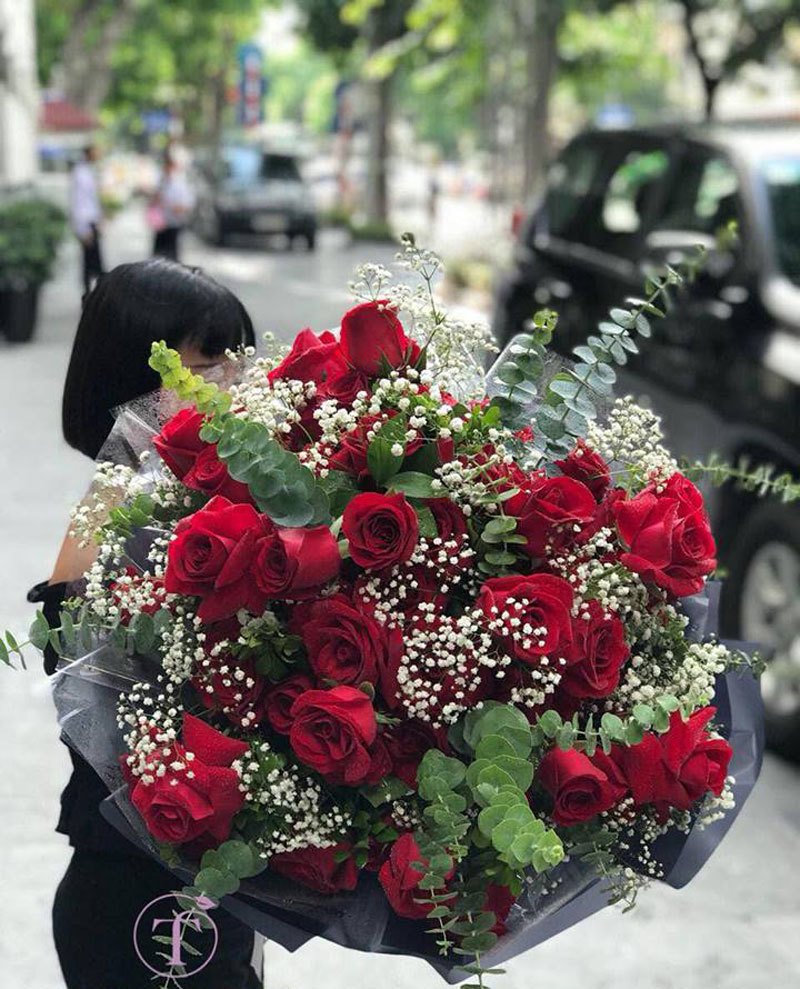 30 phút bán ngàn bông hồng: Giá tăng gấp 3, vì tình yêu không tiếc