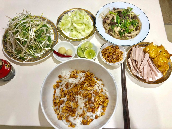 Cô vợ trẻ khoe mâm cơm 500k cho 2 người ăn, bật mí tiền đi chợ hết gần 50 triệu/tháng khiến chị em choáng váng Cô vợ trẻ khoe mâm cơm 500k cho 2 người ăn, bật mí tiền đi chợ hết gần 50 triệu/tháng khiến chị em choáng váng