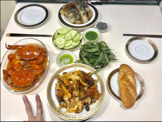 Cô vợ trẻ khoe mâm cơm 500k cho 2 người ăn, bật mí tiền đi chợ hết gần 50 triệu/tháng khiến chị em choáng váng Cô vợ trẻ khoe mâm cơm 500k cho 2 người ăn, bật mí tiền đi chợ hết gần 50 triệu/tháng khiến chị em choáng váng