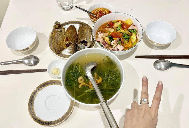 Cô vợ trẻ khoe mâm cơm 500k cho 2 người ăn, bật mí tiền đi chợ hết gần 50 triệu/tháng khiến chị em choáng váng Cô vợ trẻ khoe mâm cơm 500k cho 2 người ăn, bật mí tiền đi chợ hết gần 50 triệu/tháng khiến chị em choáng váng