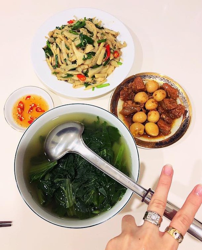 Cô vợ trẻ khoe mâm cơm 500k cho 2 người ăn, bật mí tiền đi chợ hết gần 50 triệu/tháng khiến chị em choáng váng Cô vợ trẻ khoe mâm cơm 500k cho 2 người ăn, bật mí tiền đi chợ hết gần 50 triệu/tháng khiến chị em choáng váng