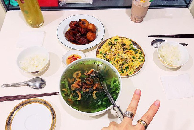 Cô vợ trẻ khoe mâm cơm 500k cho 2 người ăn, bật mí tiền đi chợ hết gần 50 triệu/tháng khiến chị em choáng váng Cô vợ trẻ khoe mâm cơm 500k cho 2 người ăn, bật mí tiền đi chợ hết gần 50 triệu/tháng khiến chị em choáng váng