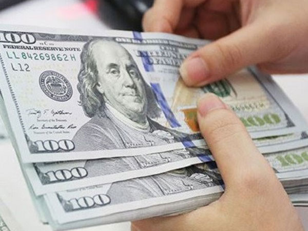 Các ngân hàng giảm giá mua vào, tăng giá bán ra USD