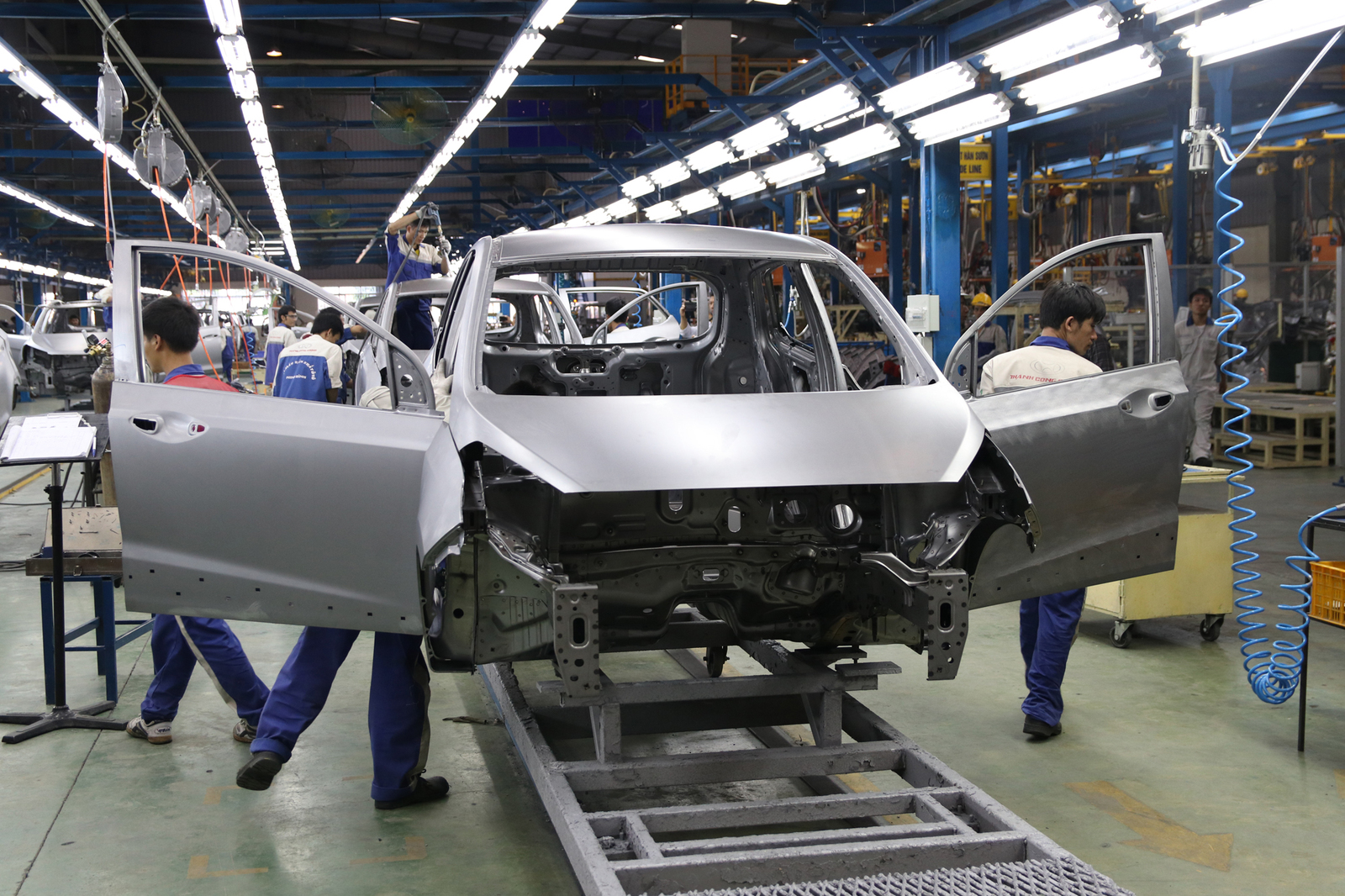 Ôtô nhập khẩu vào Việt Nam - một năm lách qua khe cửa hẹp