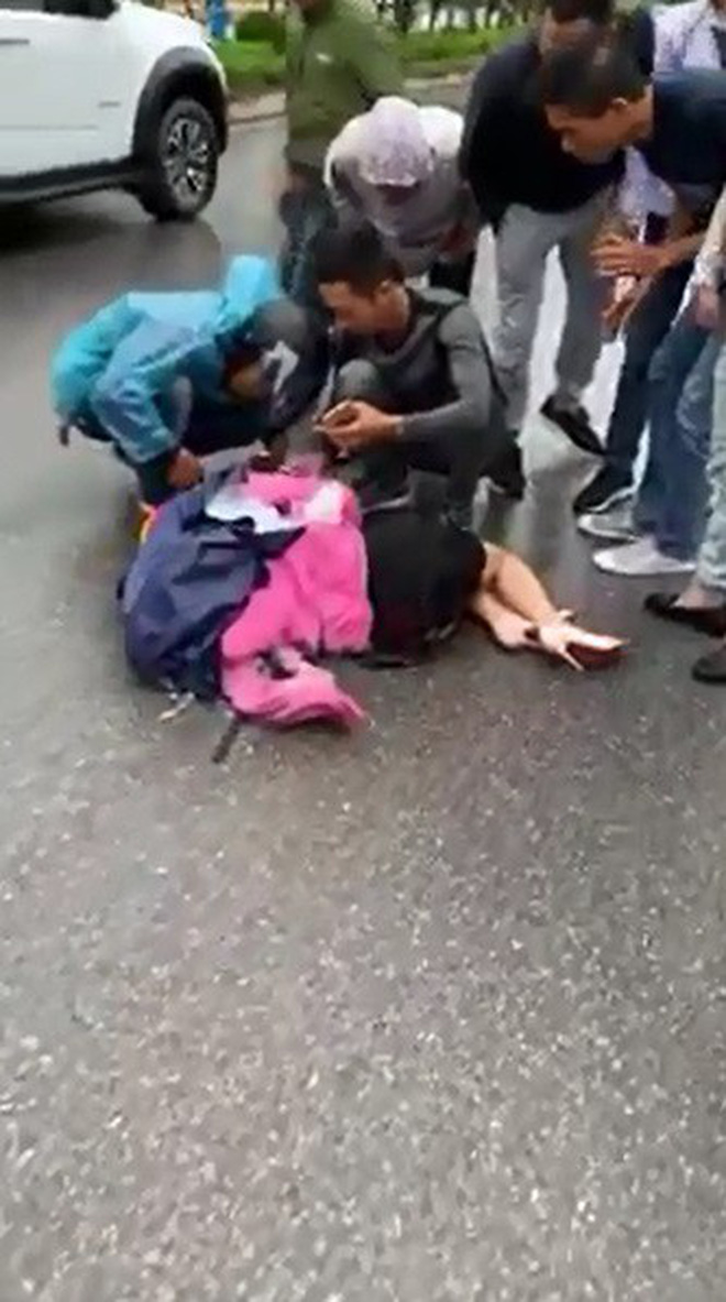 Tài xế mở cửa bất cẩn khiến người phụ nữ chạy xe máy bị kéo lê gần 10m