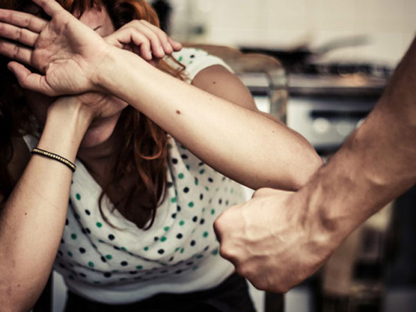 Ai cũng ngưỡng mộ vì tôi cưới được nam thần của lớp, bản thân tôi không ngờ đó lại là khởi đầu cơn ác mộng tồi tệ không lối thoát