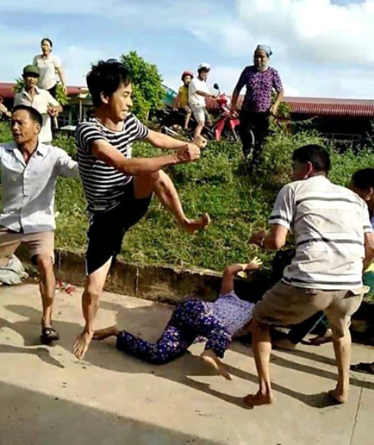 Bị ngăn chặt cây hoa sữa, 8 người xông ra đánh, chém vợ chồng hàng xóm dã man