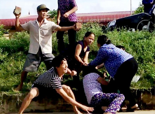 Bị ngăn chặt cây hoa sữa, 8 người xông ra đánh, chém vợ chồng hàng xóm dã man