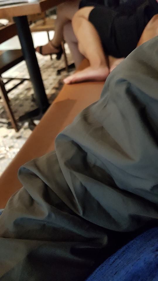 Đi uống trà sữa bị dí đôi chân hôi của chị gái văn phòng ngay gần mũi, anh chàng lập tức chụp ảnh đăng lên mạng