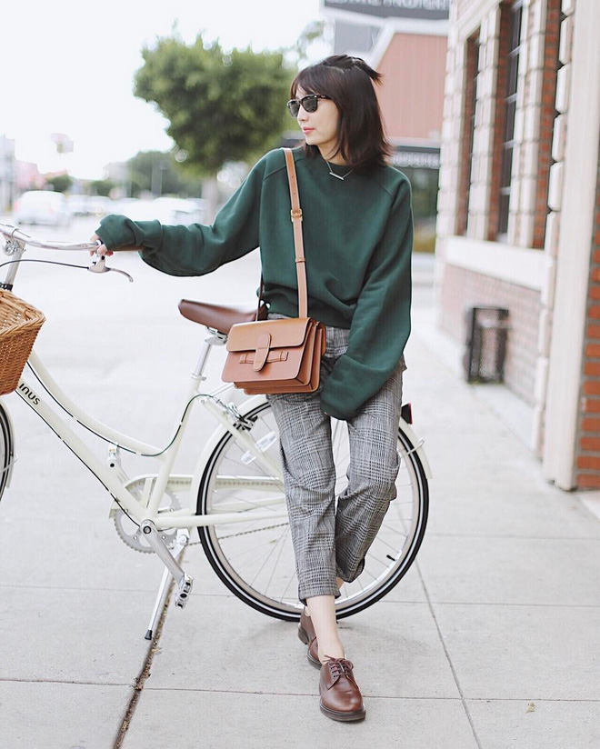 Ấm áp lại biến hóa cực khéo từ điệu đà đến cá tính, áo nỉ chính là item các nàng nên rục rịch sắm ngay