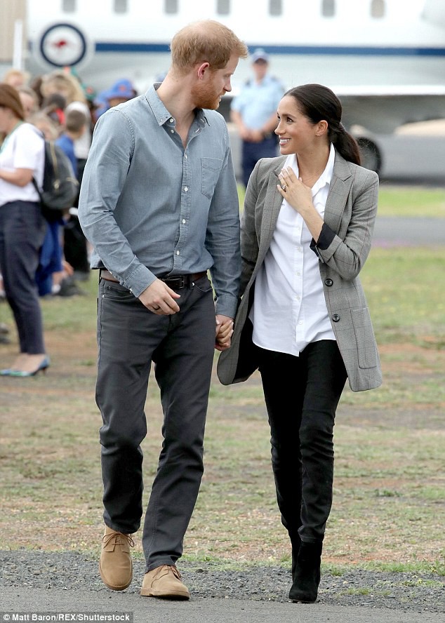 Rũ bỏ đồ hiệu nghìn đô, Công nương Meghan chỉ mặc đồ dân dã và chiếc áo này lập tức cháy hàng sau đó