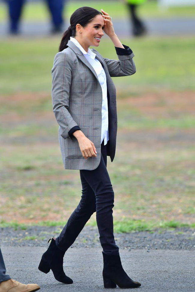 Rũ bỏ đồ hiệu nghìn đô, Công nương Meghan chỉ mặc đồ dân dã và chiếc áo này lập tức cháy hàng sau đó