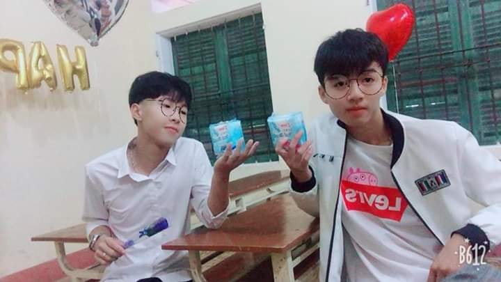 Lớp nhà người ta: Tặng quà 20/10 cho các bạn nữ toàn là băng vệ sinh, mỳ hộp, dép tổ ong...