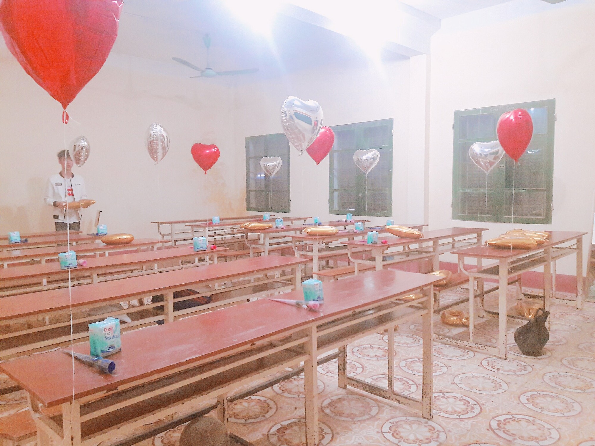 Lớp nhà người ta: Tặng quà 20/10 cho các bạn nữ toàn là băng vệ sinh, mỳ hộp, dép tổ ong...