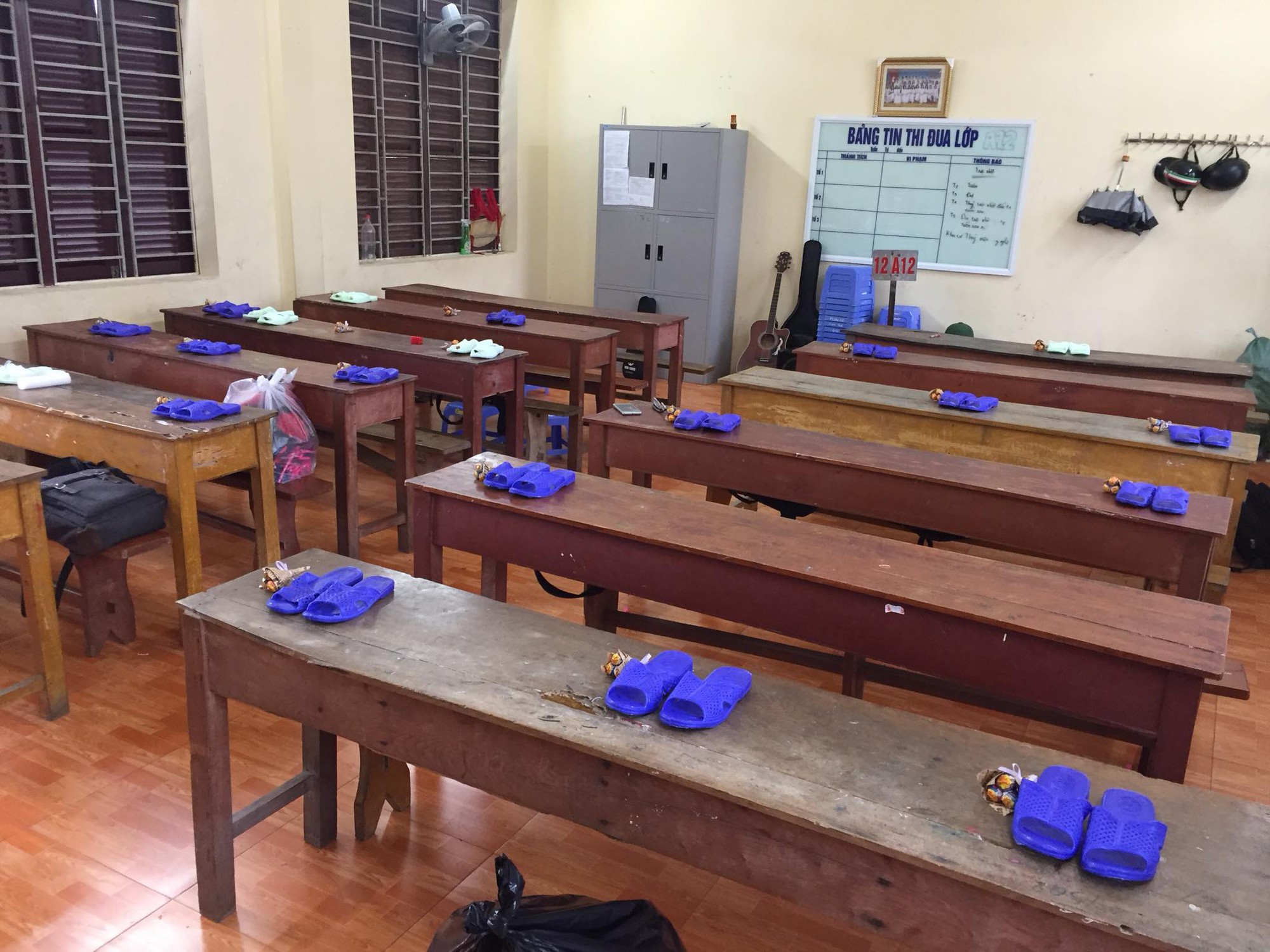 Lớp nhà người ta: Tặng quà 20/10 cho các bạn nữ toàn là băng vệ sinh, mỳ hộp, dép tổ ong...