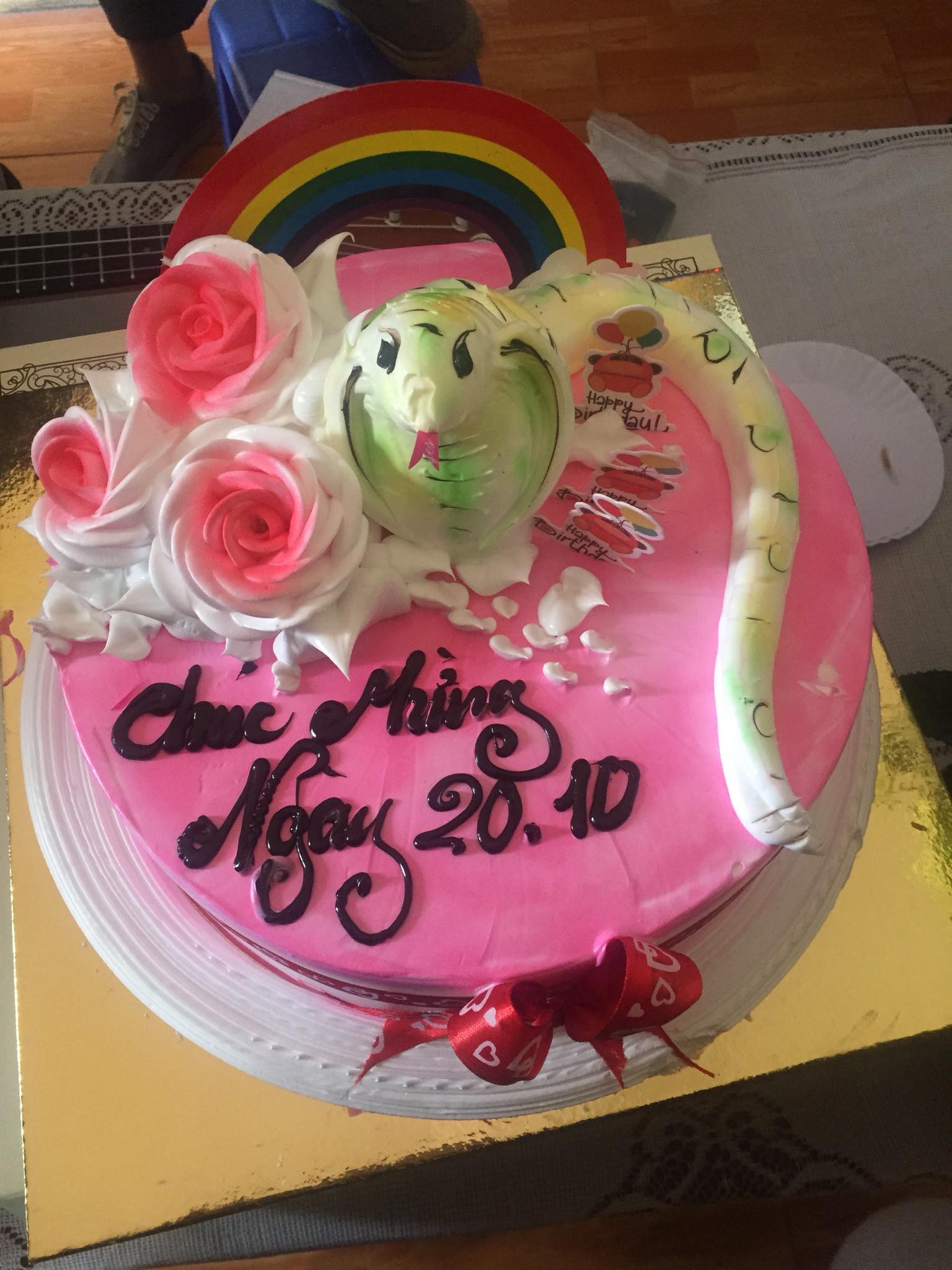 Lớp nhà người ta: Tặng quà 20/10 cho các bạn nữ toàn là băng vệ sinh, mỳ hộp, dép tổ ong...