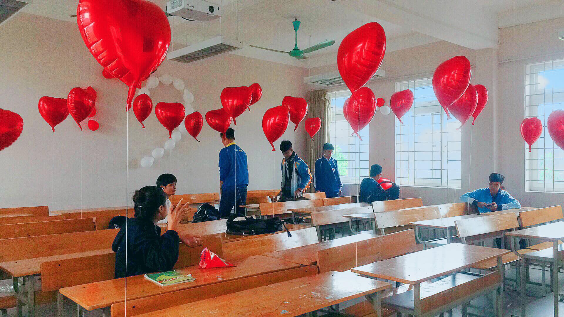 Lớp nhà người ta: Tặng quà 20/10 cho các bạn nữ toàn là băng vệ sinh, mỳ hộp, dép tổ ong...