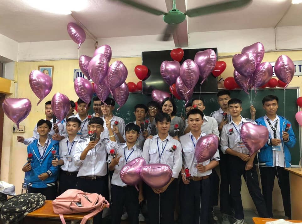 Lớp nhà người ta: Tặng quà 20/10 cho các bạn nữ toàn là băng vệ sinh, mỳ hộp, dép tổ ong...