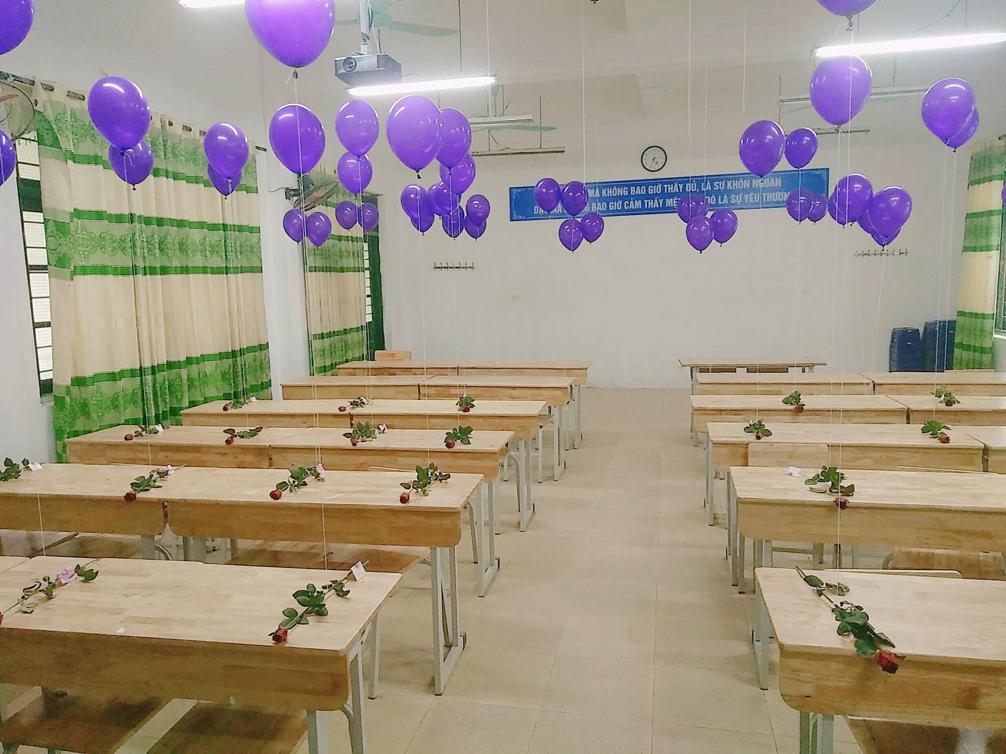 Lớp nhà người ta: Tặng quà 20/10 cho các bạn nữ toàn là băng vệ sinh, mỳ hộp, dép tổ ong...