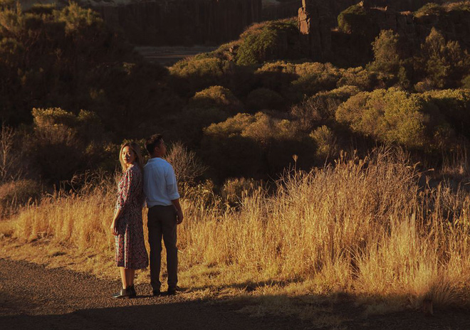 Kiên trì nhắn 15 tin mỗi ngày, chàng trai cưới được crush đẹp mà chảnh kém 9 tuổi