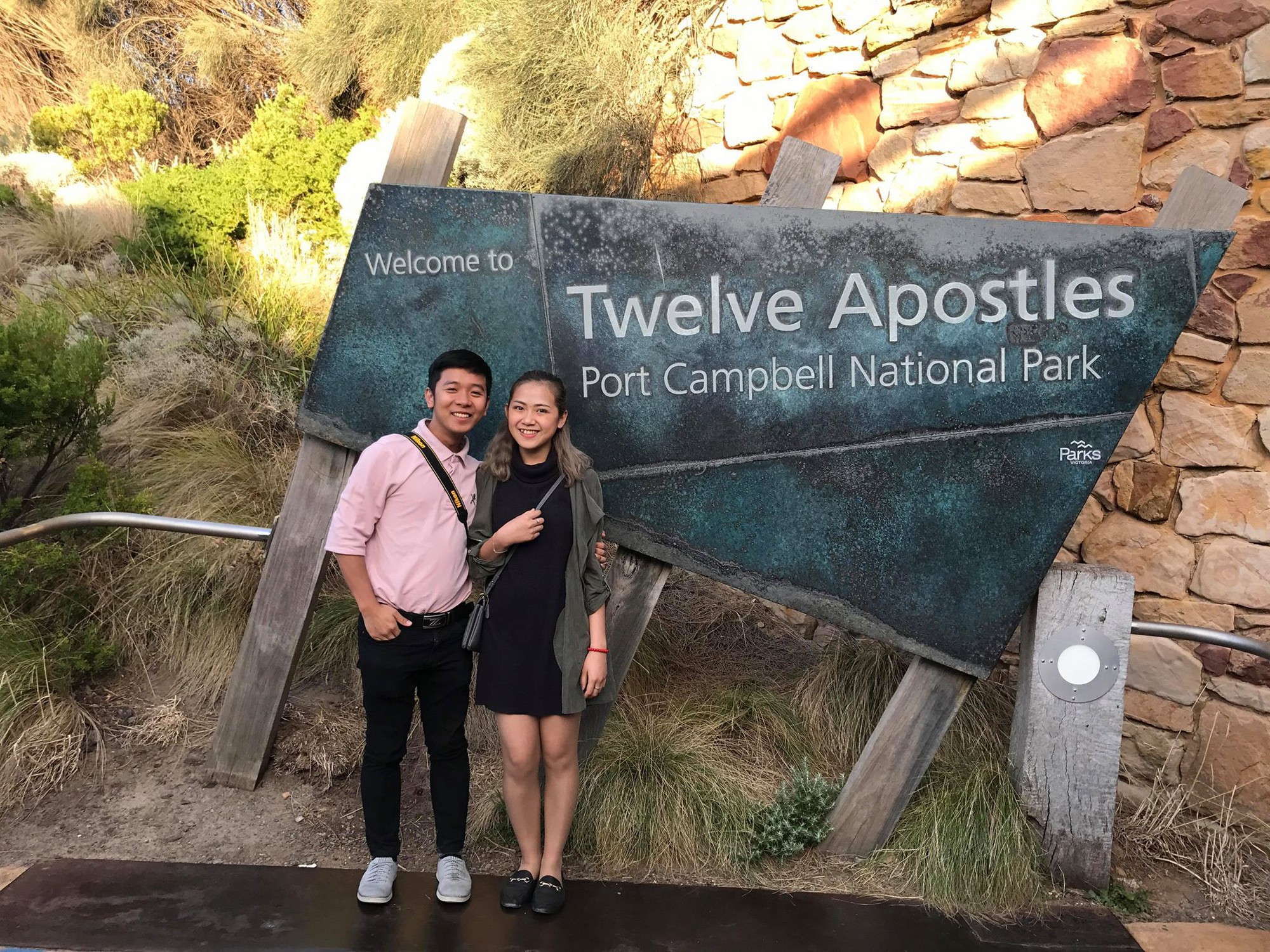 Kiên trì nhắn 15 tin mỗi ngày, chàng trai cưới được crush đẹp mà chảnh kém 9 tuổi