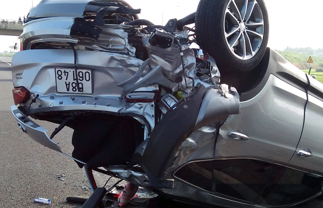 Bị xe Phương Trang tông lật ngửa trên cao tốc, 3 người trong xe ô tô 4 chỗ la hét cầu cứu