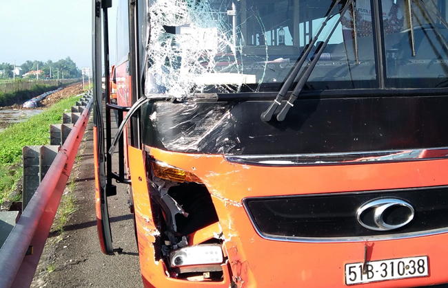 Bị xe Phương Trang tông lật ngửa trên cao tốc, 3 người trong xe ô tô 4 chỗ la hét cầu cứu