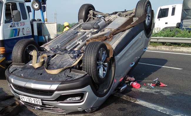 Bị xe Phương Trang tông lật ngửa trên cao tốc, 3 người trong xe ô tô 4 chỗ la hét cầu cứu