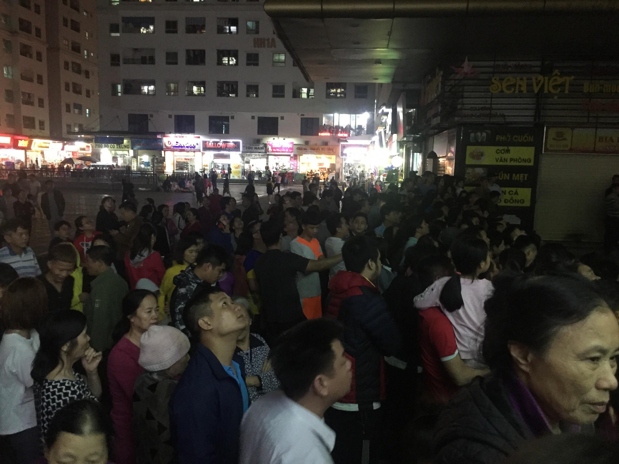 Phát hiện thi thể bé sơ sinh ở chung cư Linh Đàm, hàng trăm người dân tập trung theo dõi