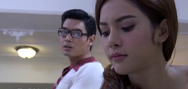 Giật mình nhìn thấy vết son nhòe trên cổ áo của chồng, chưa khỏi bàng hoàng thì nhận được tin nhắn từ số quen