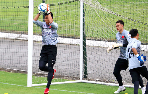 Tuấn Mạnh quyết chiến Văn Lâm, Tiến Dũng cho suất bắt chính tuyển Việt Nam