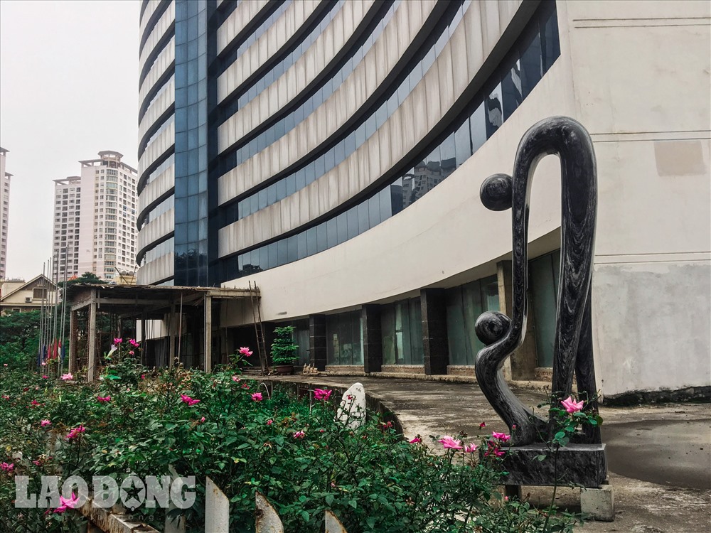 Cận cảnh bệnh viện nghìn tỉ bị lãng quên lạnh lẽo giữa lòng Hà Nội