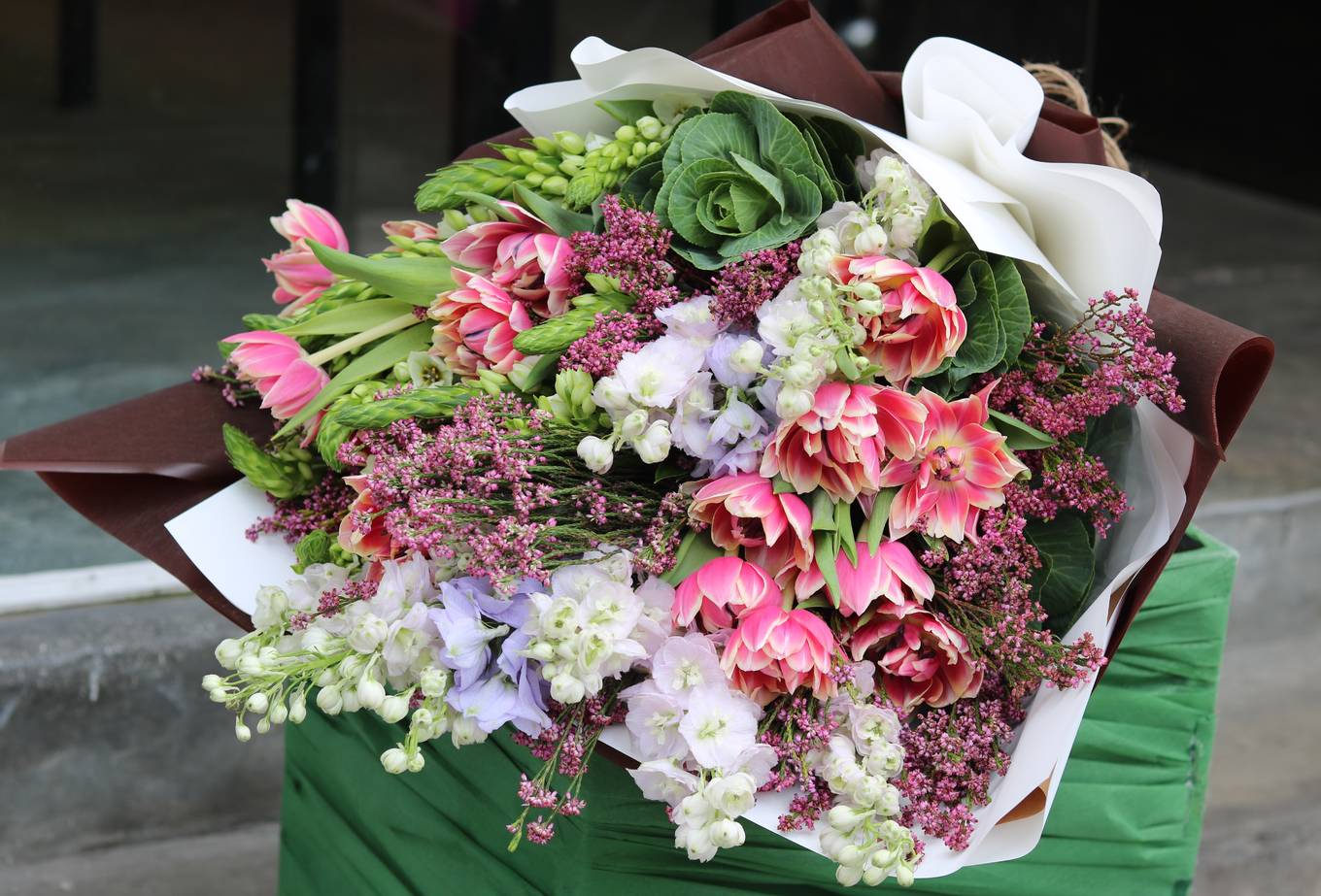 Ngày 20/10, chị em thích hoa đồng nội, quý ông chuộng hoa hồng