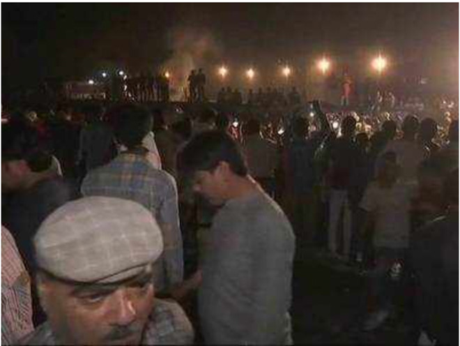 Tàu Ấn Độ cán đám đông mừng lễ hội, ít nhất 50 người thiệt mạng