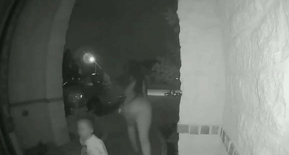 Clip: Cô gái sang chảnh bỏ đứa trẻ lại trước cửa nhà người lạ lúc đêm khuya và sự thật dở khóc dở cười phía sau