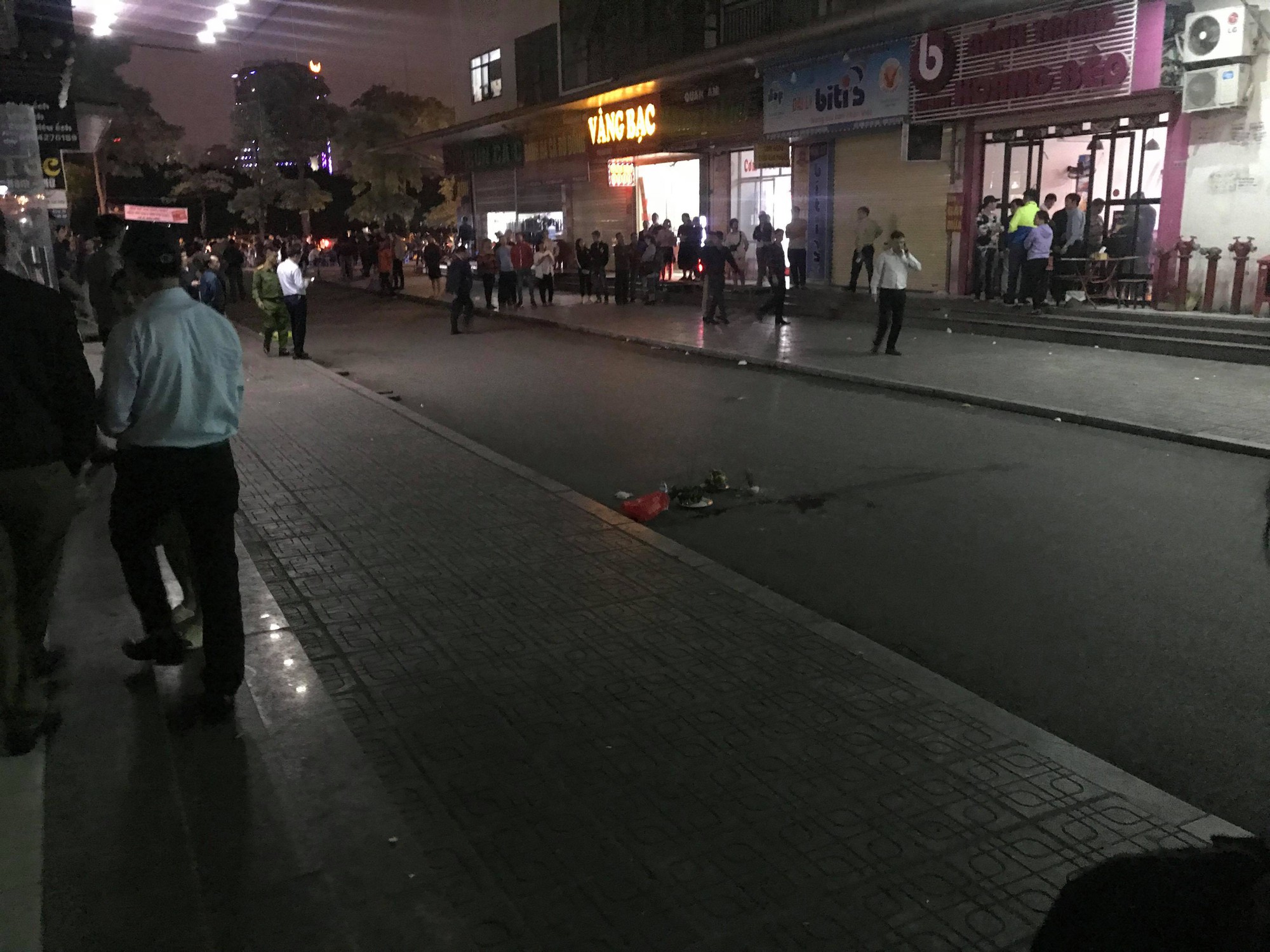 Người phát hiện thi thể bé sơ sinh ở CC Linh Đàm: Tôi nghe tiếng hét của phụ nữ trên tầng cao, nhìn lên thì thấy một nhà vừa tắt đèn ngay