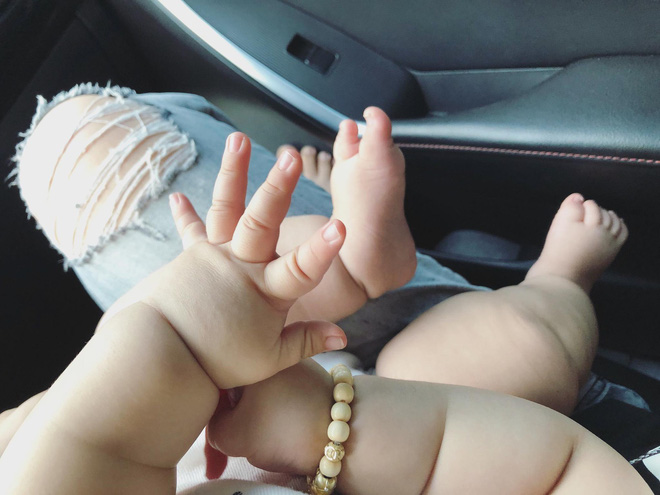 Bé trai 5 tháng tuổi với bàn tay mũm mĩm như chân gà Đông Tảo và đôi chân như chiếc bánh dày khiến dân mạng ngất lịm