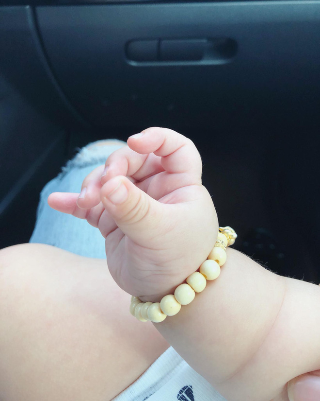 Bé trai 5 tháng tuổi với bàn tay mũm mĩm như chân gà Đông Tảo và đôi chân như chiếc bánh dày khiến dân mạng ngất lịm